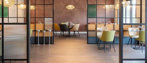 Se sirven almuerzos y cenas, restaurante con mesas al aire libre