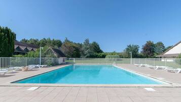 Una piscina al aire libre de temporada