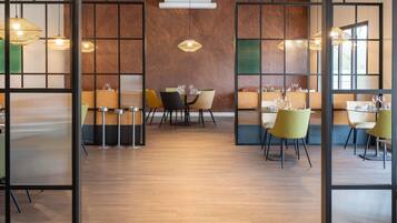 Phục vụ bữa trưa, bữa tối, món Pháp, dùng bữa ngoài trời