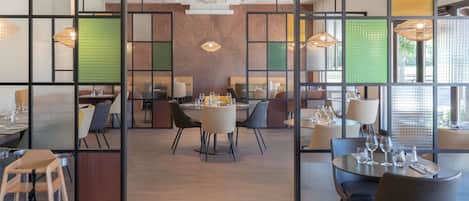 Lunch, dinner served; French cuisine, alfresco dining