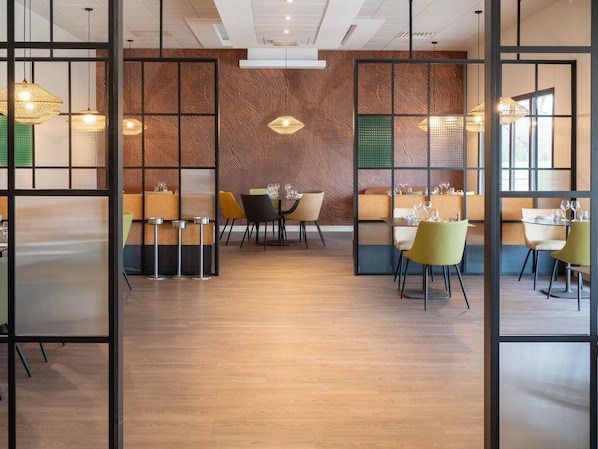 Ofereix taules a l'aire lliure i s'hi serveixen dinars i sopars