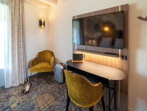 Classic Room, 1 Double Bed | In-room dining