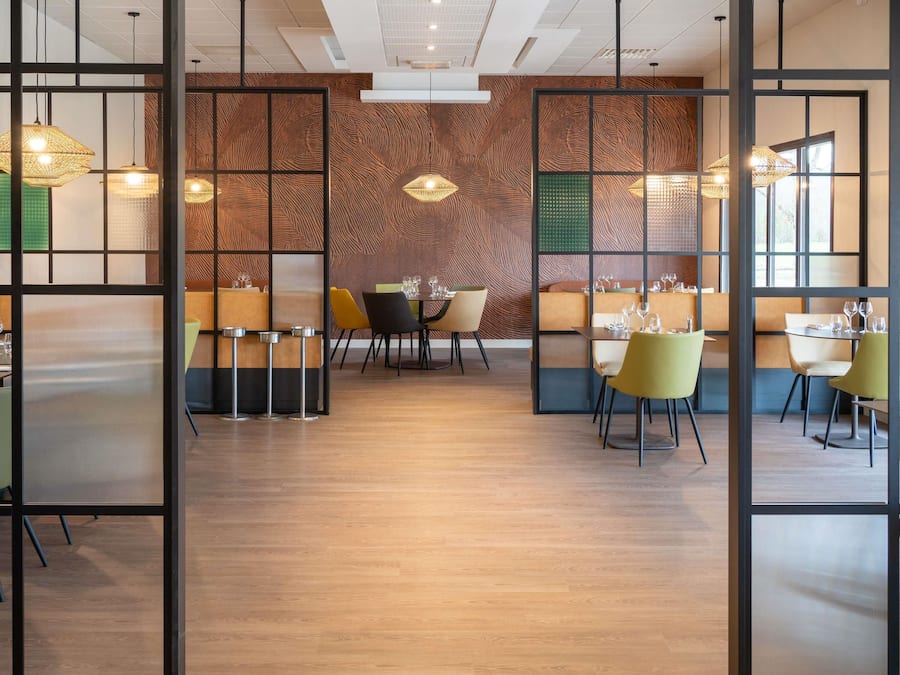 Makan tengah hari dihidangkan, tempat makan di kawasan terbuka