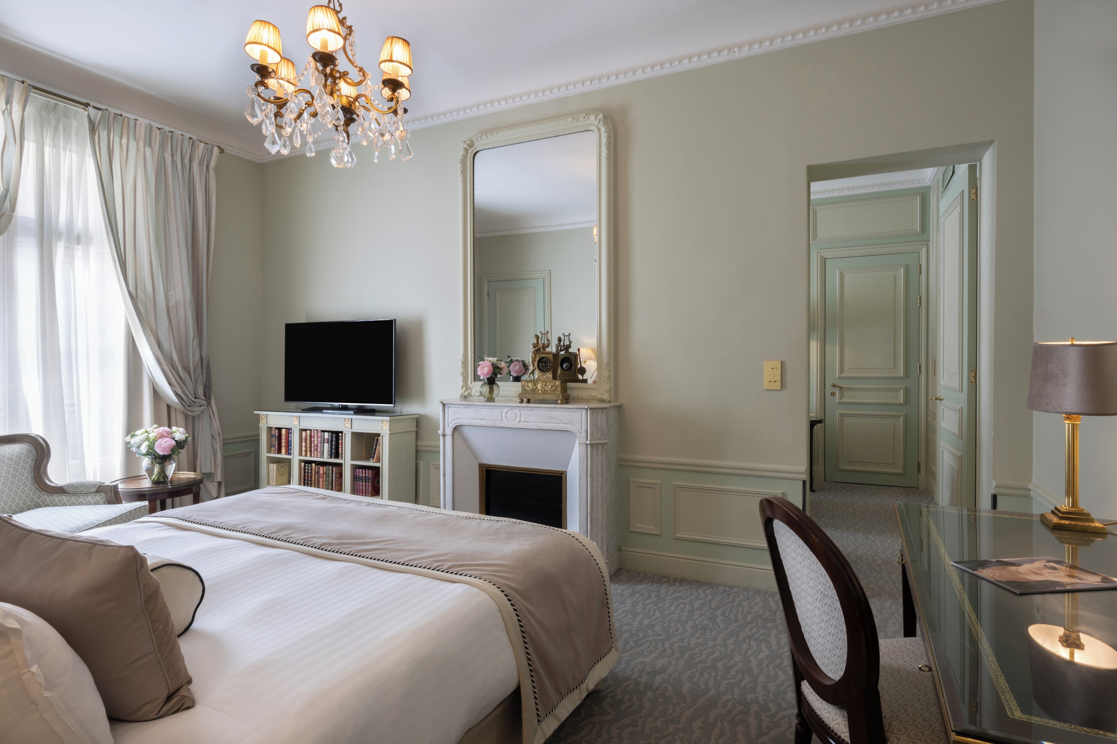 Suite Deluxe - Parisienne | Ylelliset vuodevaatteet, untuvapeitot, pillowtop-patjalliset sängyt