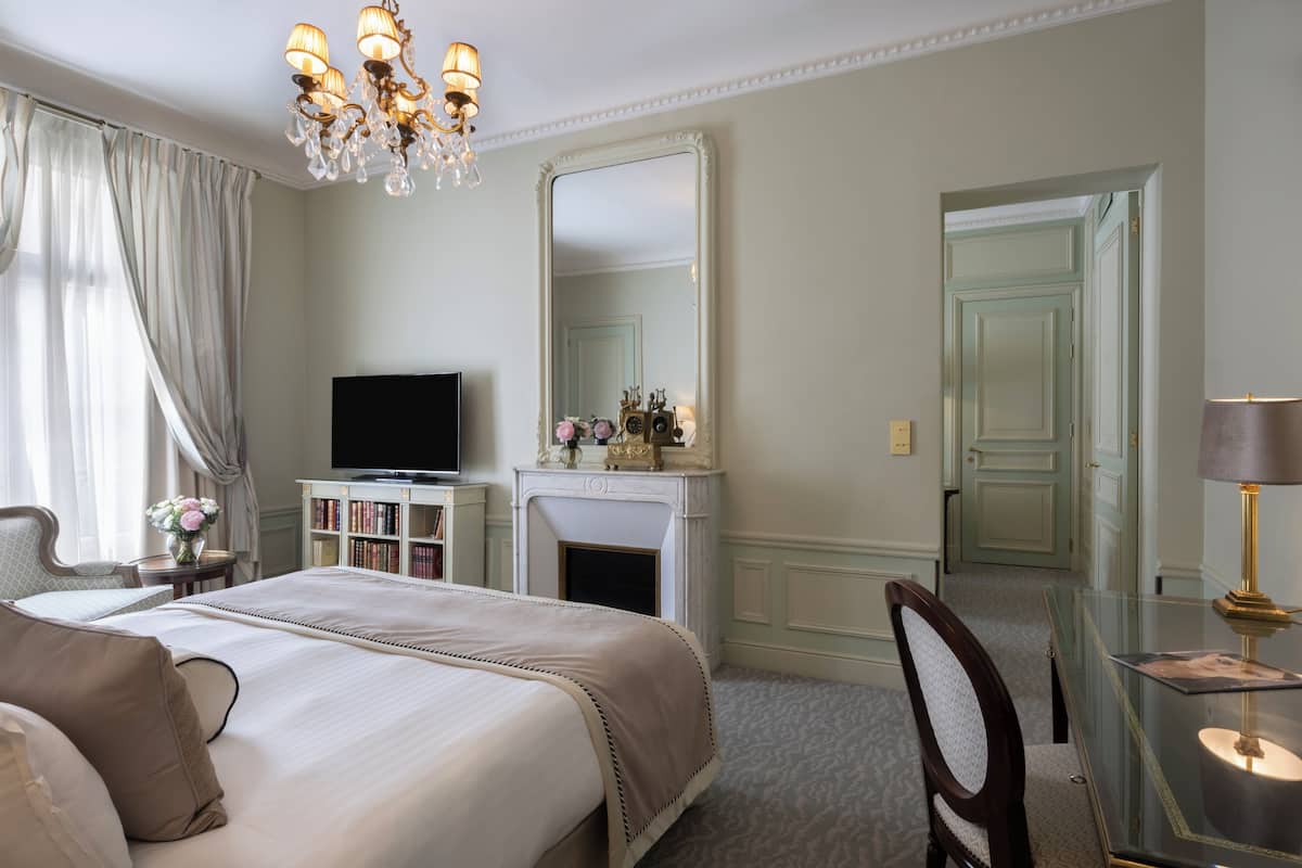 Suite Deluxe - Parisienne | Ylelliset vuodevaatteet, untuvapeitot, pillowtop-patjalliset sängyt