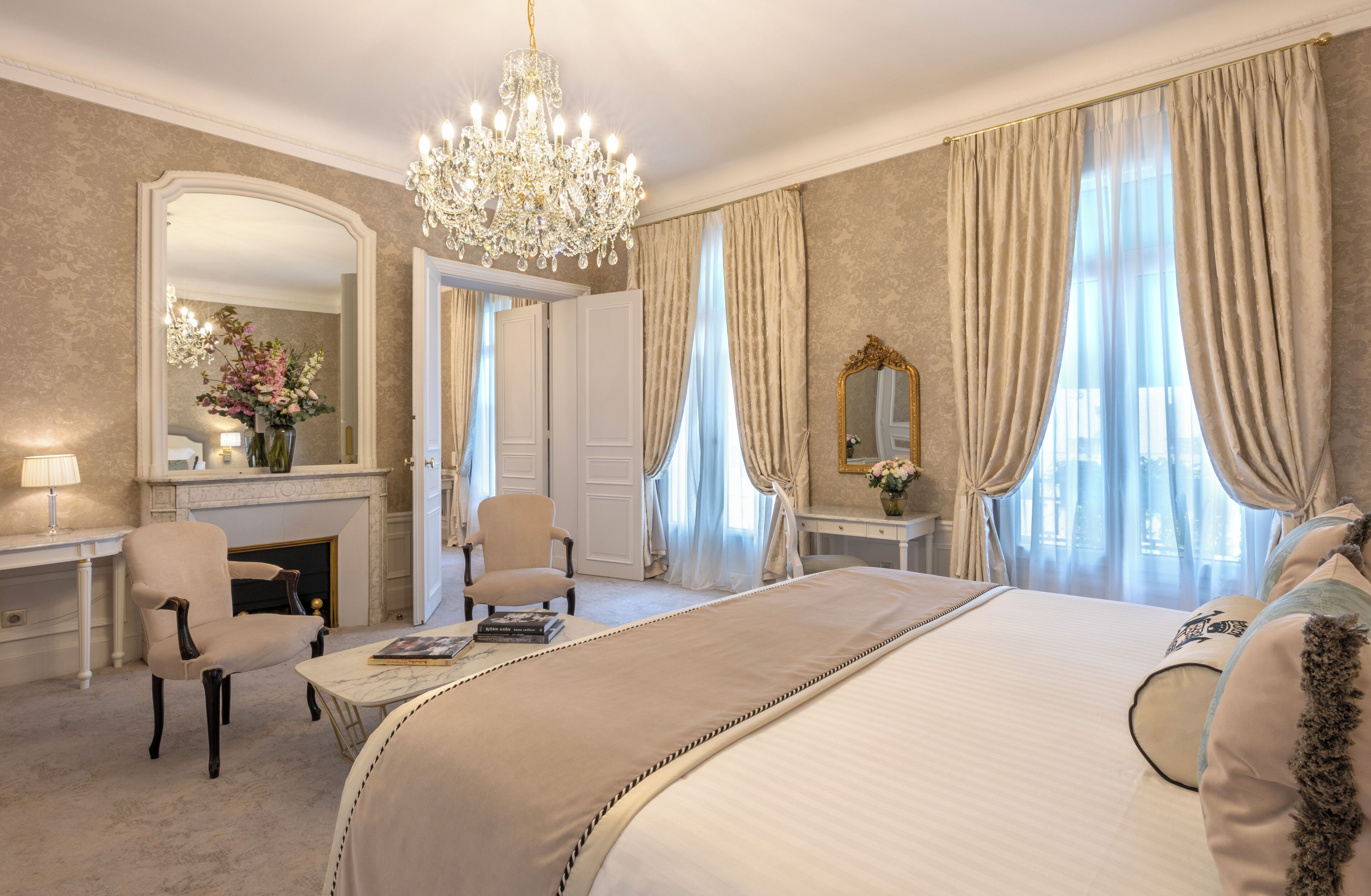 Prestige Suite - Rue de la Paix View | 高級寝具、羽毛の掛け布団、ピロートップベッド、ミニバー