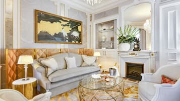 Suite Duke of Westminster | Área de estar | TV de tela plana 32 polegadas com canais via satélite, smart TV, lareira