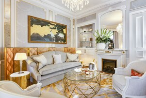 Suite Duke of Westminster | リビング エリア | 32 インチの薄型テレビ (衛星放送視聴可)、スマートテレビ、暖炉