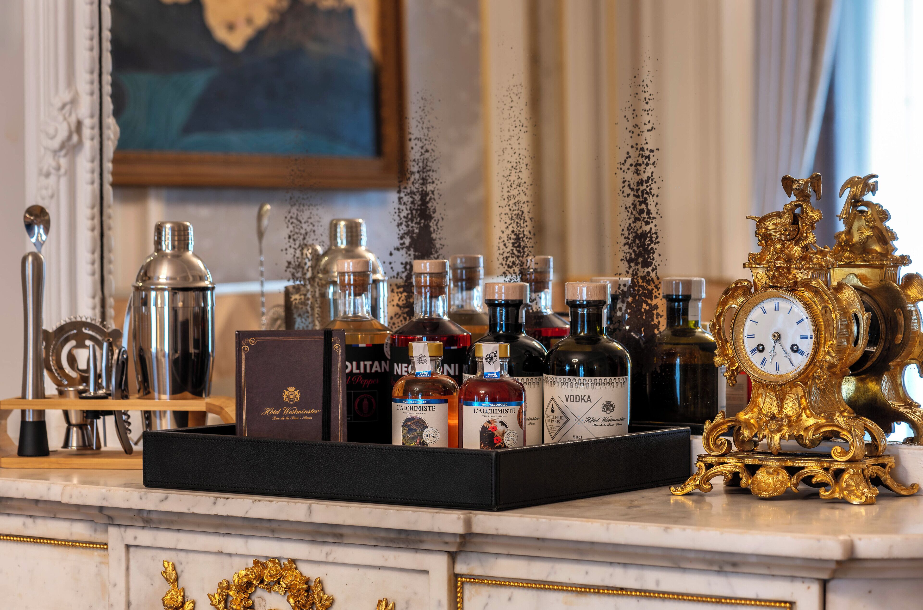 Un espace bar avec un assortiment de bouteilles d’alcool, une horloge dorée et des ustensiles de bar.