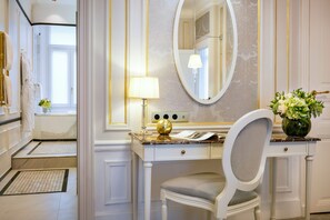 Premium bedding, down duvets, pillow-top beds, minibar - Hôtel Westminster (Paris)
