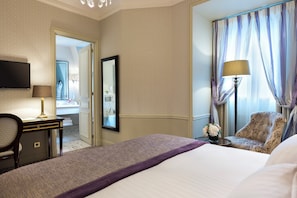 Premium bedding, down duvets, pillow-top beds, minibar - Hôtel Westminster (Paris)