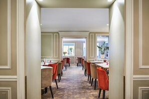 Desayuno buffet diario (EUR 35 por persona)