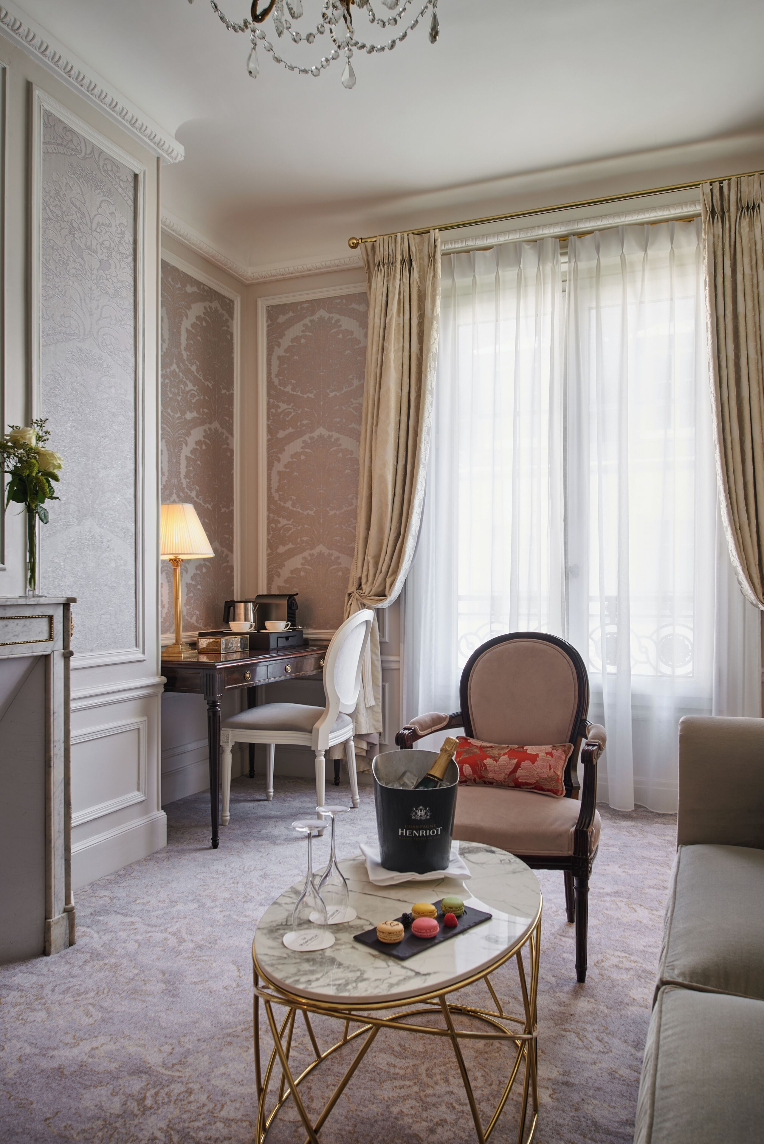 32-inch flat-screen tv with satellite channels, smart tv, fireplace