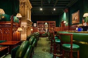 Sert le déjeuner, le dîner et l'apéritif