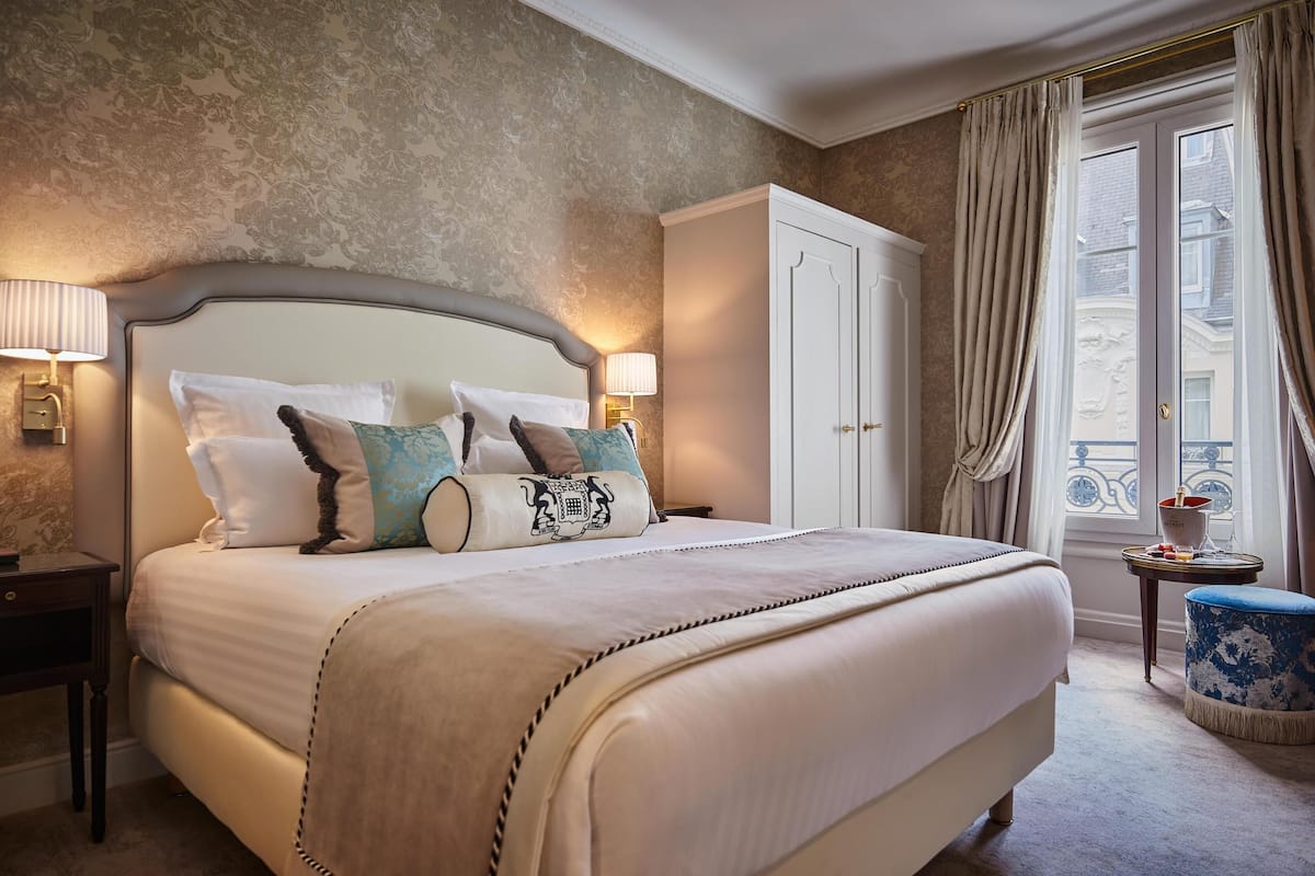 Premium bedding, down duvets, pillow-top beds, minibar
