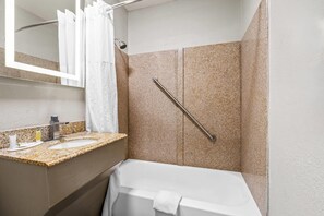 Chambre, 1 trÚs grand lit, accessible aux personnes à mobilité réduite (Interior Room) | Salle de bain adaptée