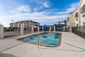 Outdoor pool - Days Inn by Wyndham Troy (Troy)
