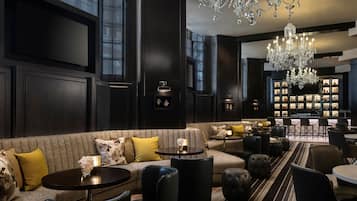 Serves lunch and dinner