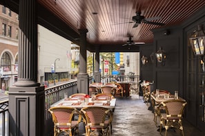 Breakfast, lunch, dinner served; southern cuisine