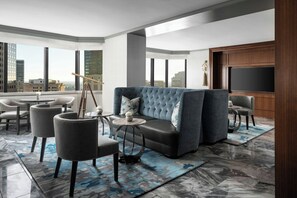 供應午餐及晚餐