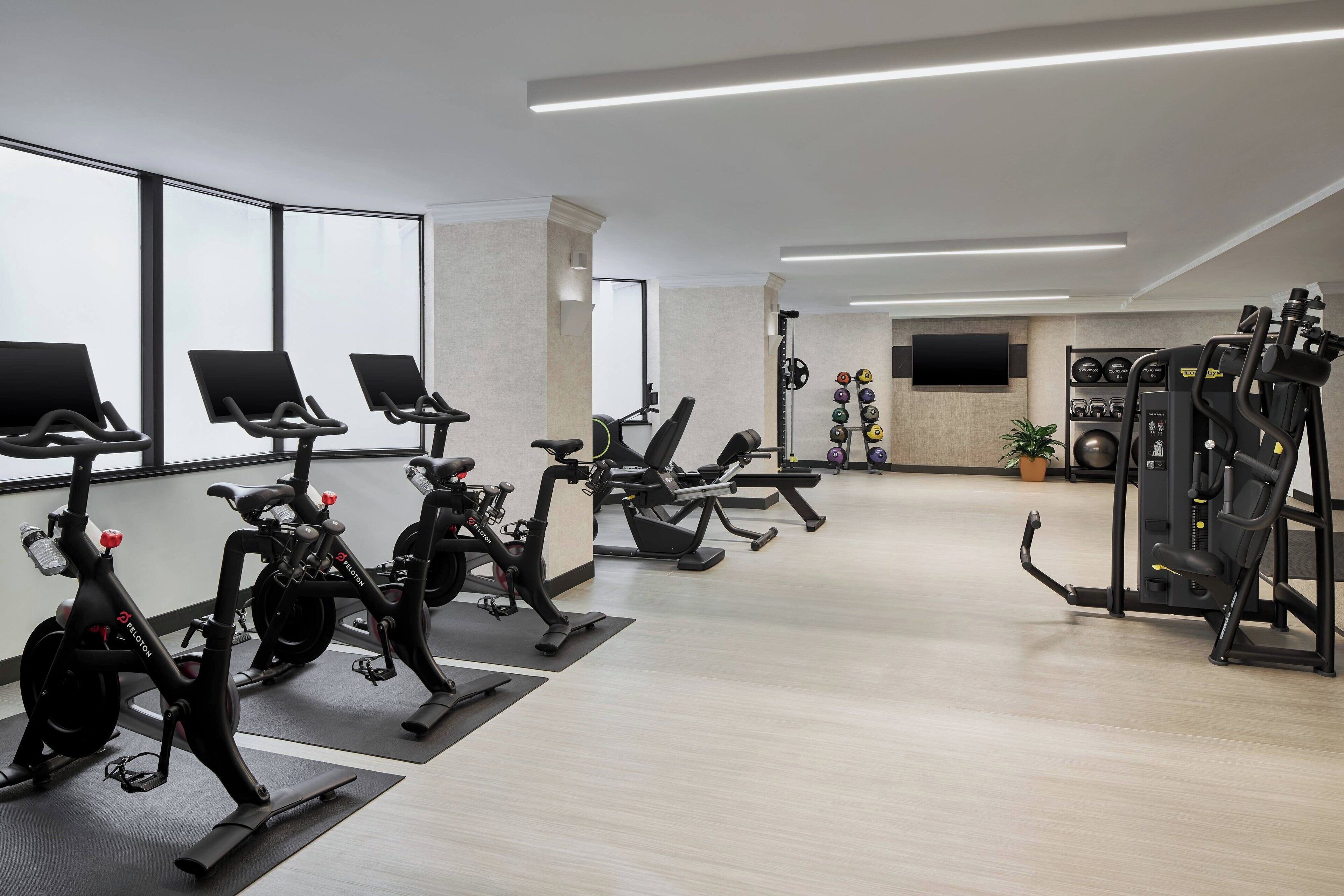 Ein Fitnessraum mit Ergometer, Laufbändern und Krafttrainingsgeräten.