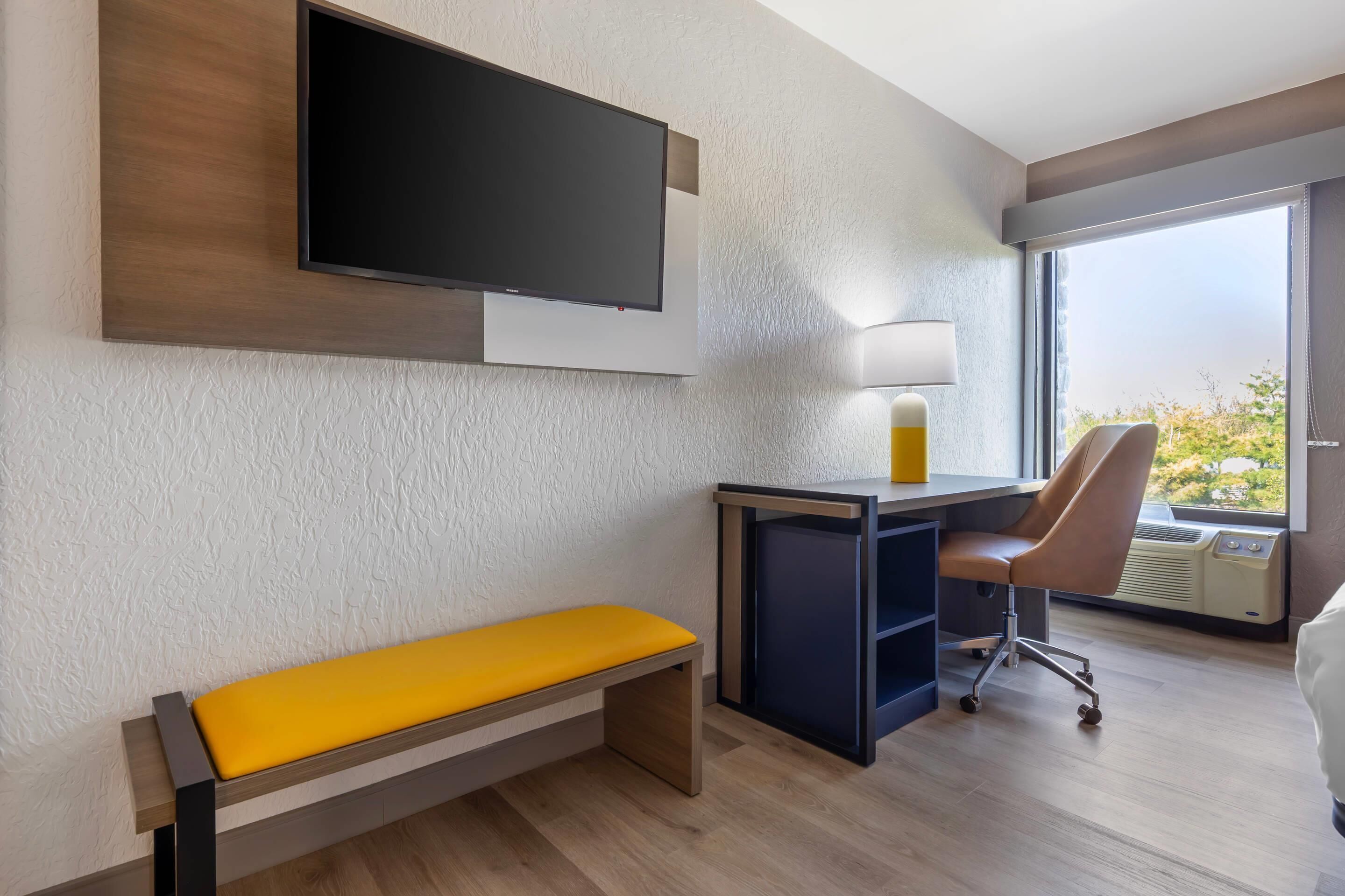 Quarto standard, 1 cama King e sofá-cama, para não fumantes | Escrivaninha, espaço de trabalho para notebook, cortinas blackout