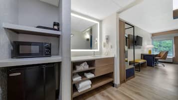 Standard Room, 1 King Bed, Non Smoking | Desk, laptop workspace, blackout curtains, iron/ironing board