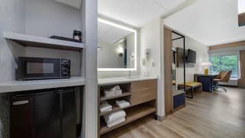 Quarto standard, 1 cama King, para não fumantes | Escrivaninha, espaço de trabalho para notebook, cortinas blackout