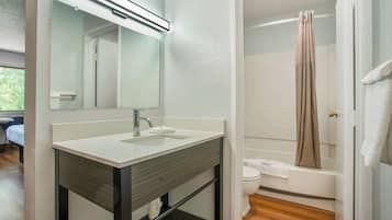 Combined shower/tub, towels