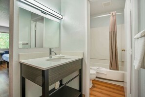 Combined shower/bathtub, towels