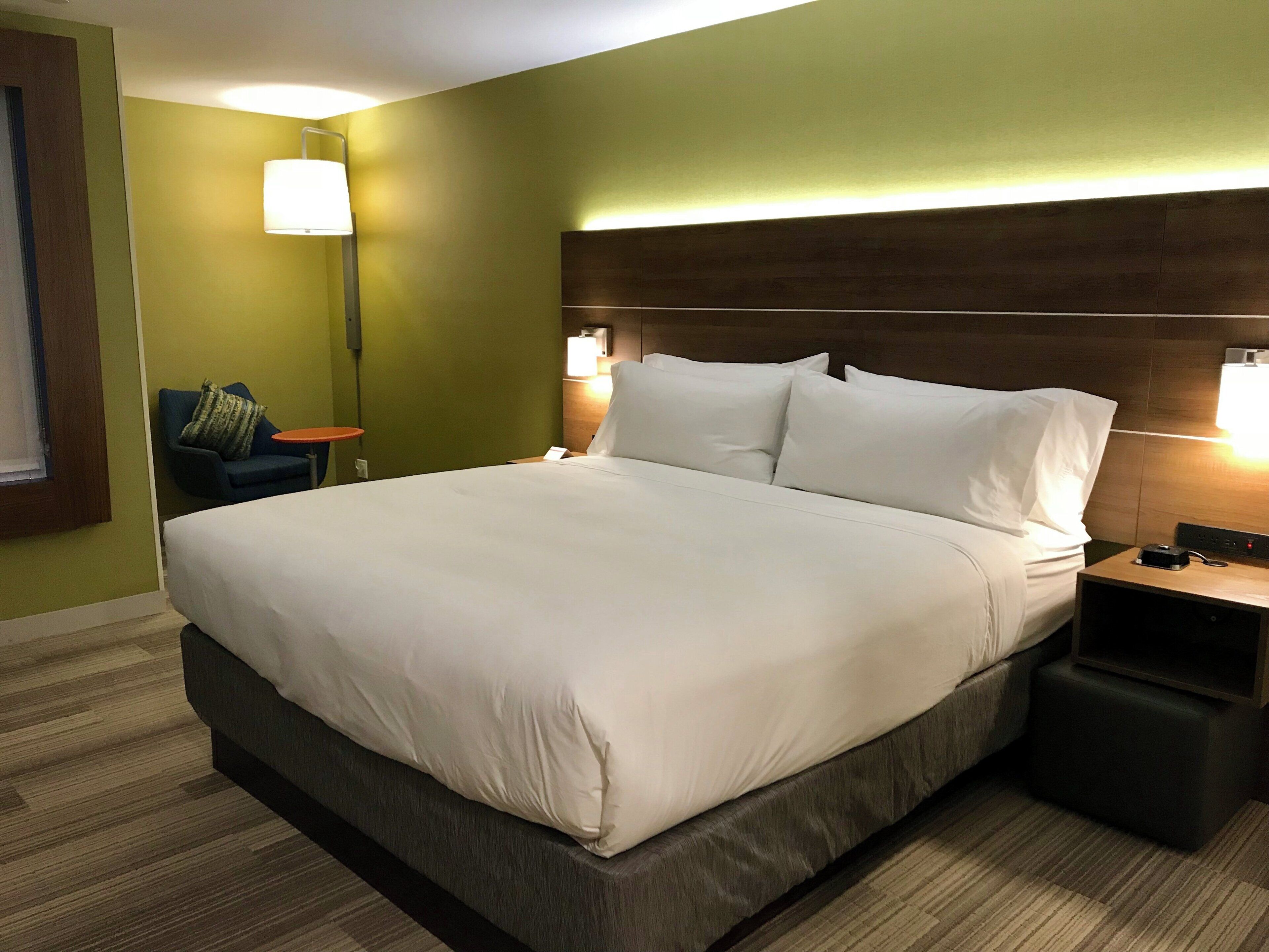 Standardzimmer, 1 King-Bett, barrierefrei (Mobility Roll-in Shower) | Zimmersafe, Schreibtisch, Bügeleisen/Bügelbrett, kostenloses WLAN