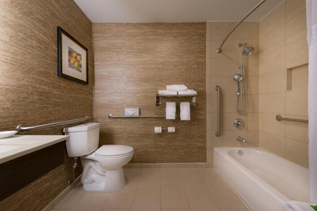 Un baño moderno con inodoro, lavamanos y bañera.