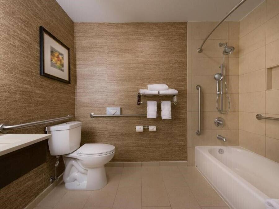 Un baño moderno con inodoro, lavamanos y bañera.