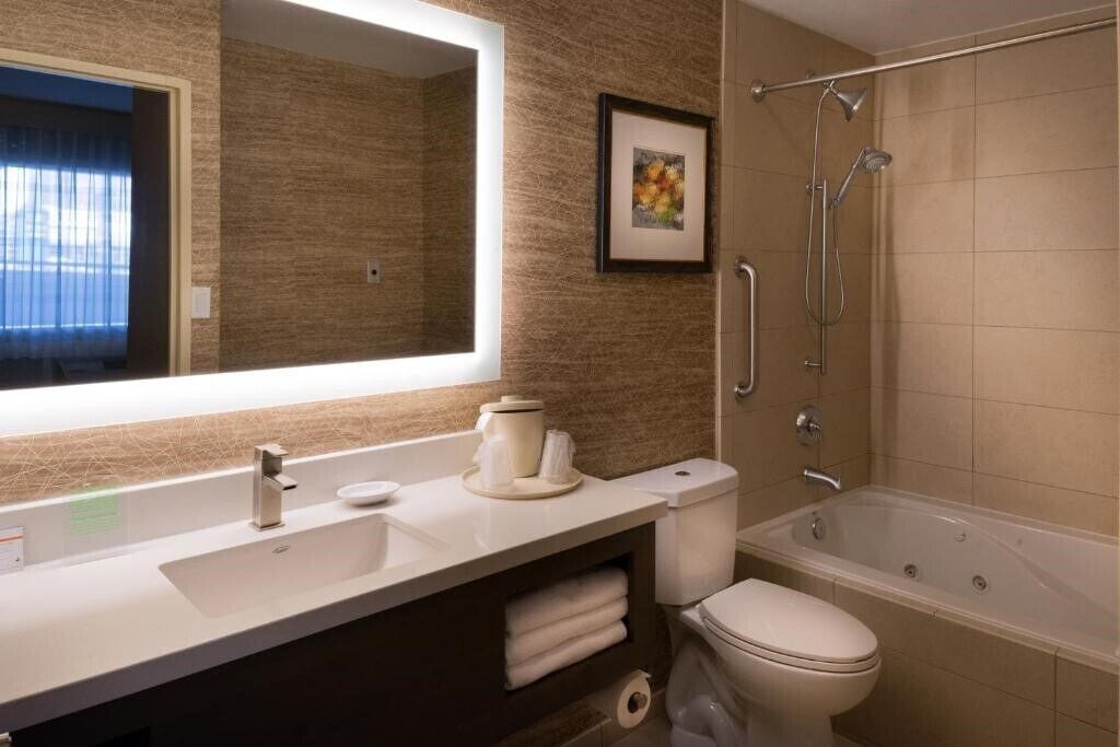 suite, 1 king bed, jetted tub | bathroom | hair dryer, towels, soap, shampoo