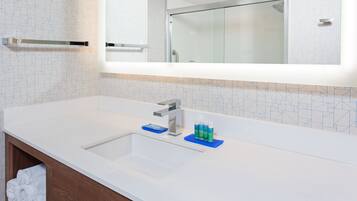 Sviitti, 1 suuri parisänky | Kylpyhuone | Hiustenkuivaaja, pyyhkeet, saippua, sampoo