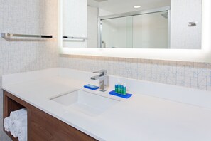 Suite, 1 très grand lit | Salle de bain