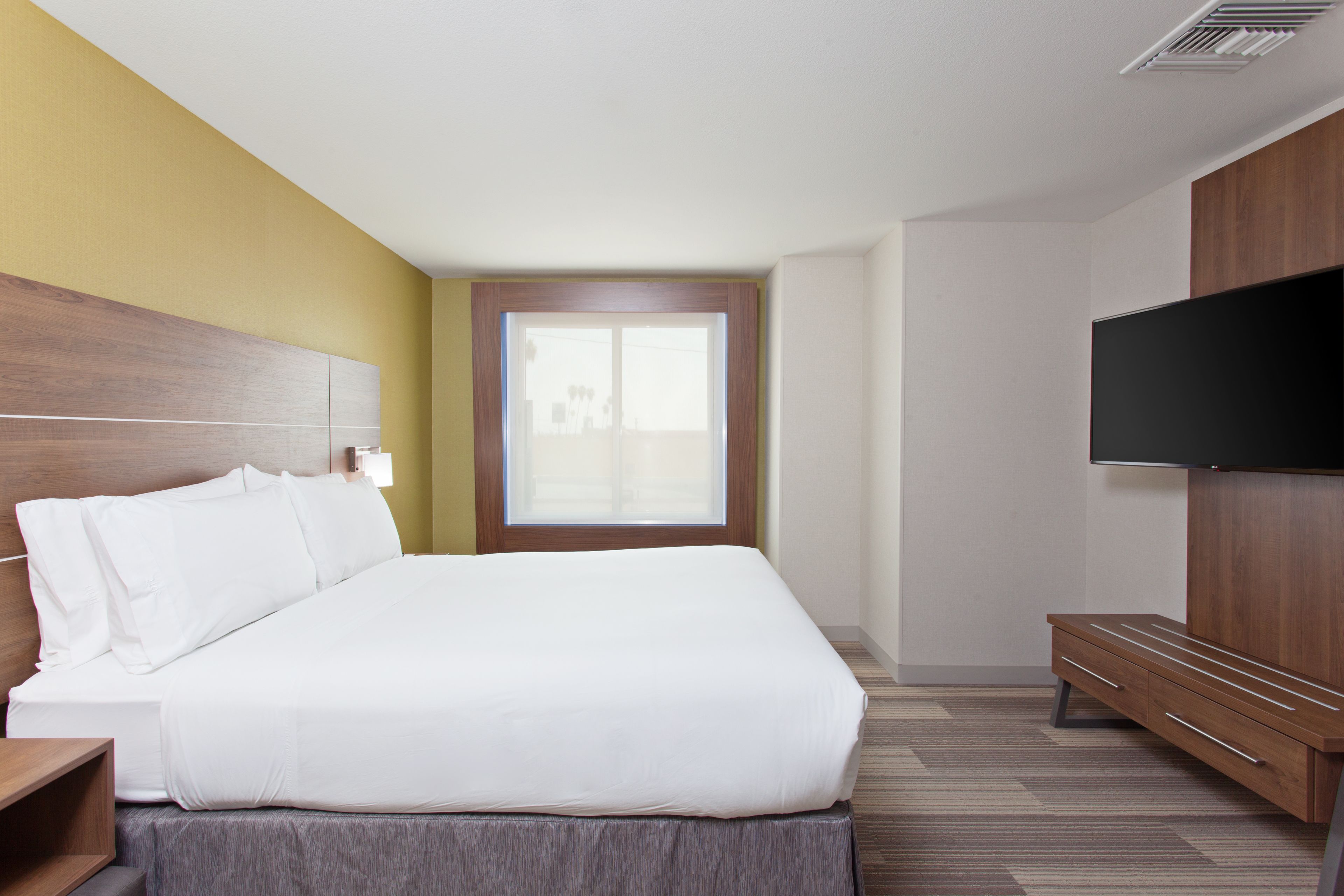Standard Room, 1 King Bed | In-room safe, desk, iron/ironing board, WiFi (free)