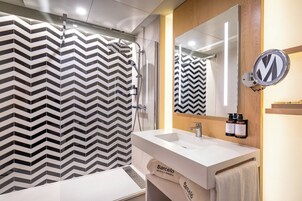 Artículos de tocador gratuitos, secador de pelo, bidet, toallas
