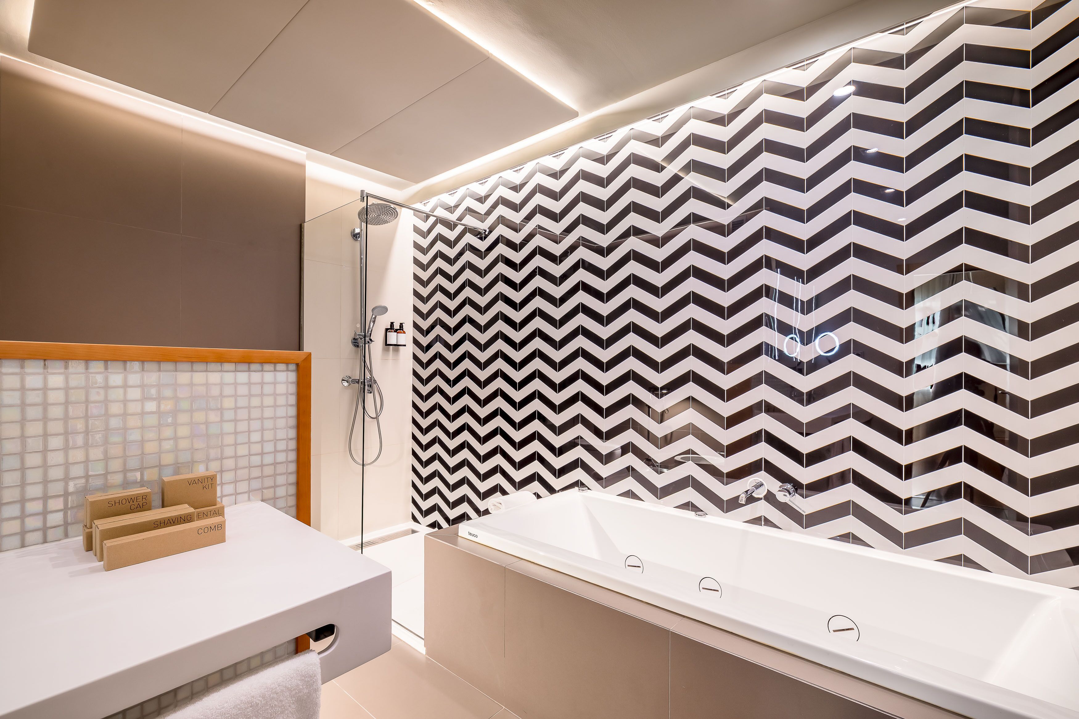 junior suite | bathroom | free toiletries, hair dryer, bidet, towels