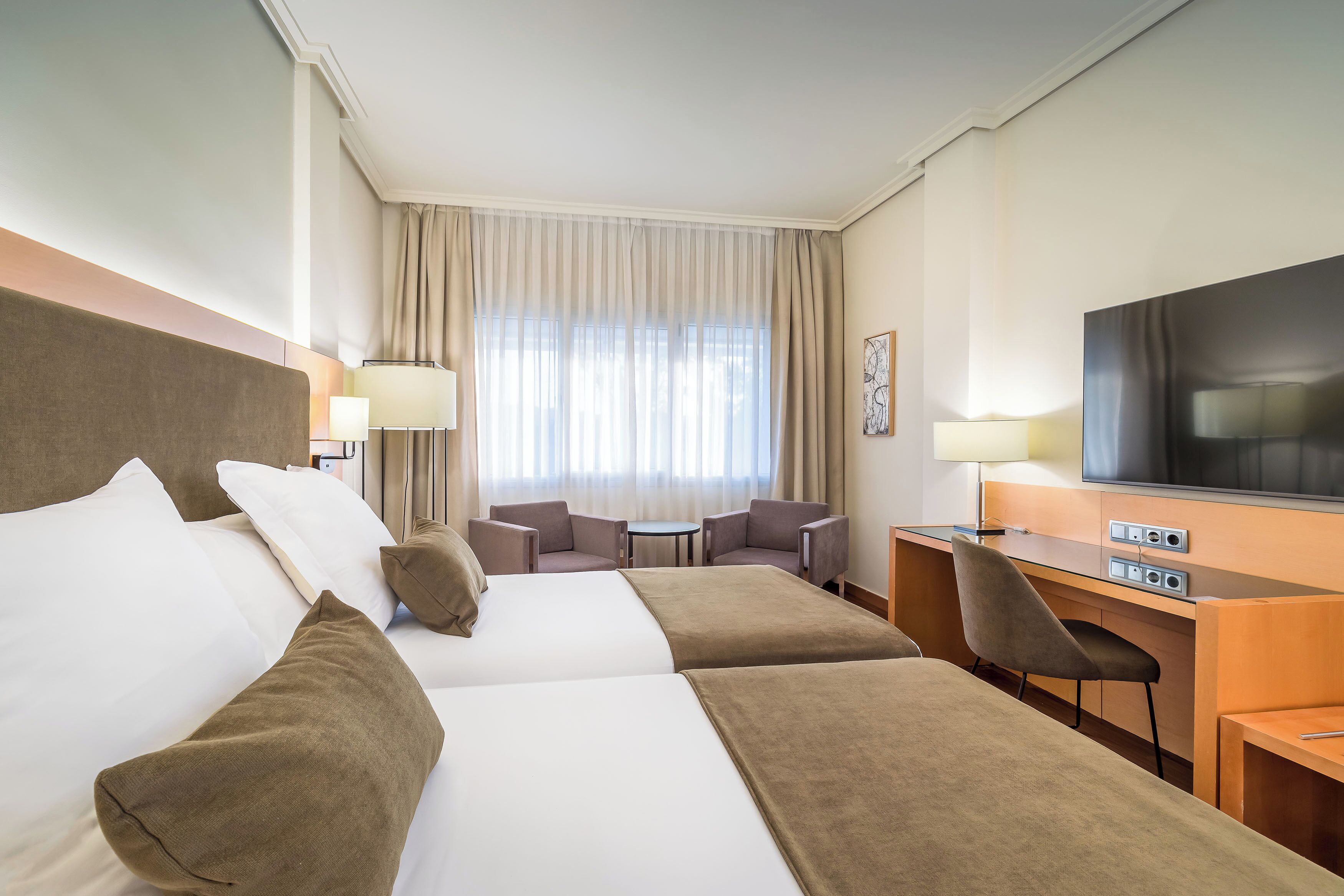 Habitación superior (con vistas) | Ropa de cama de alta calidad, camas con efecto memoria y minibar 