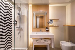 Kostenlose Toilettenartikel, Haartrockner, Bidet, Handtücher