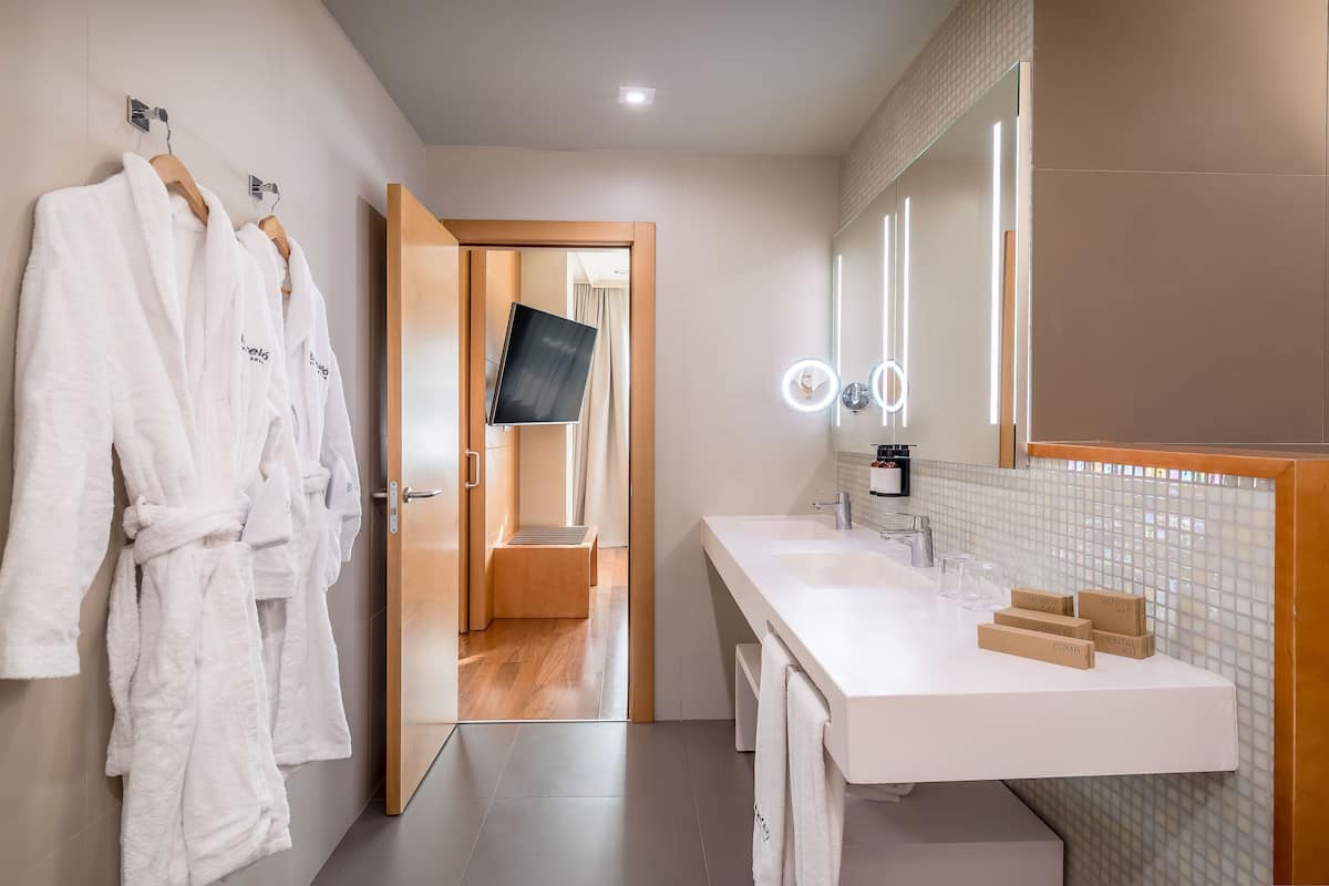junior suite | bathroom | free toiletries, hair dryer, bidet, towels