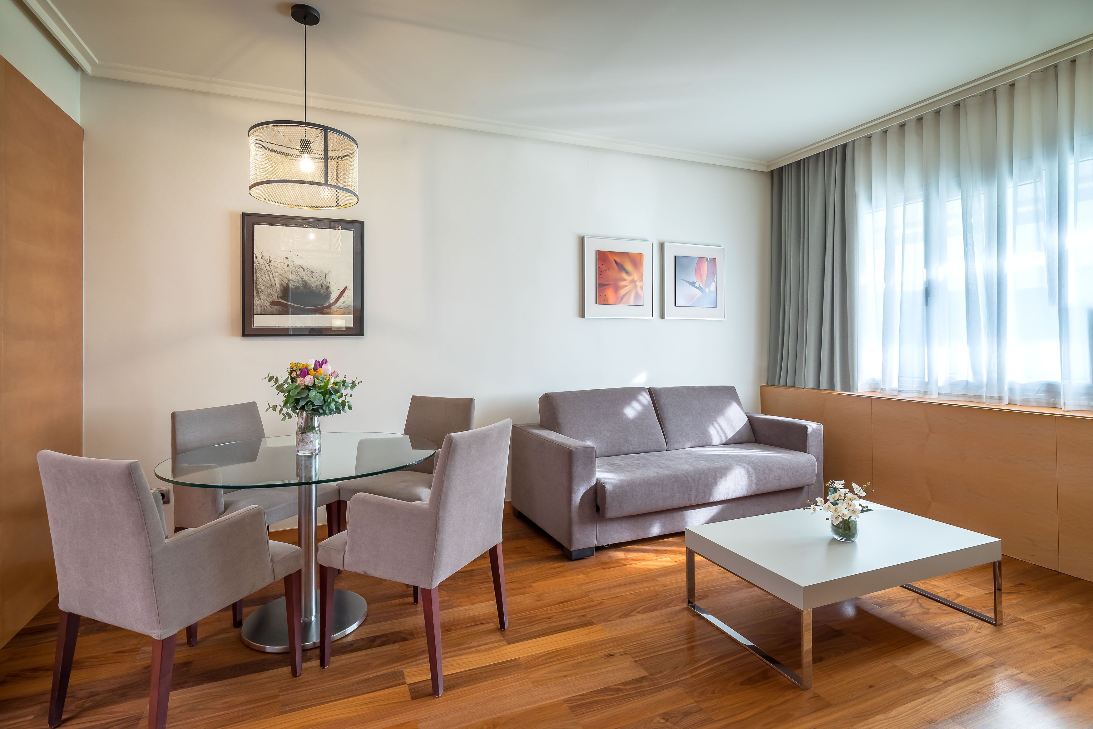 Junior suite | Luxe beddengoed, bedden met traagschuimmatrassen, een minibar