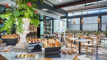 Tägliches Frühstücksbuffet (17 EUR pro Person)