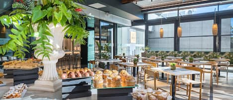 Desayuno buffet diario (EUR 17 por persona)