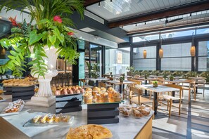 Café da manhã com buffet todos os dias (EUR 17 por pessoa) 