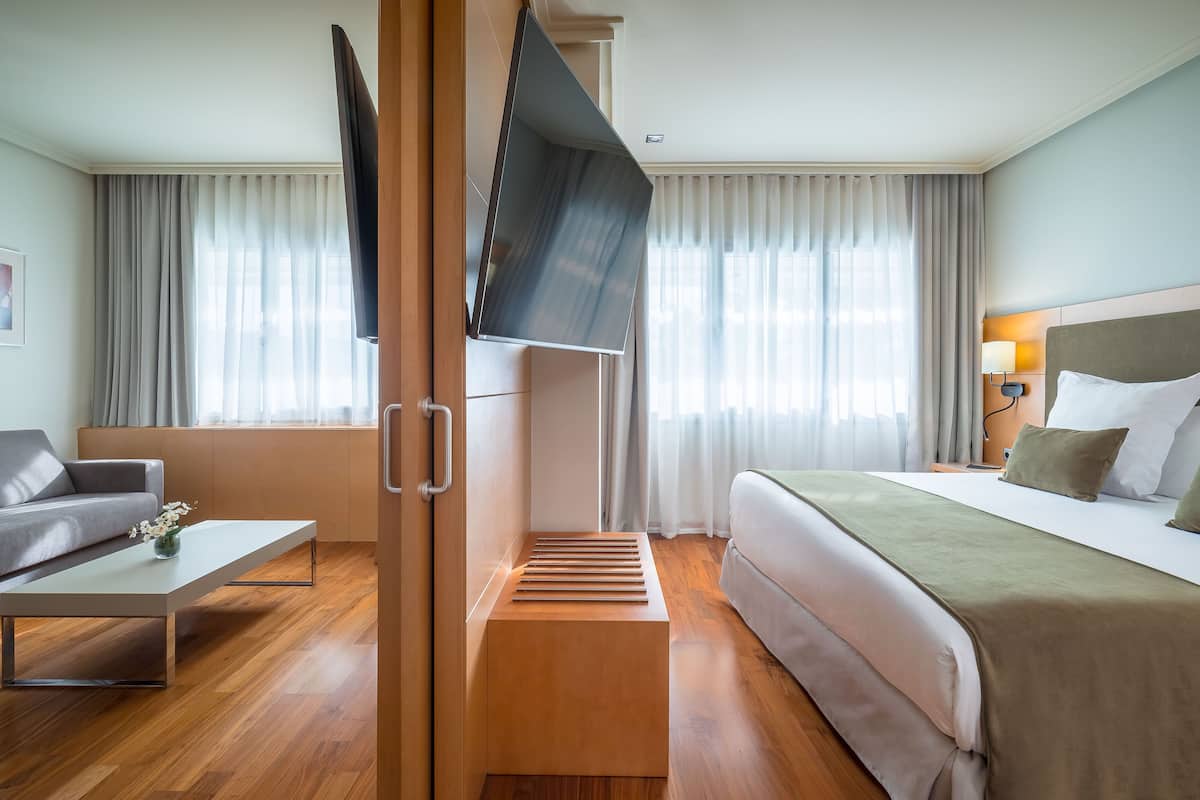 Suite Junior | Literie de qualité supérieure, matelas mémoire de forme, minibar