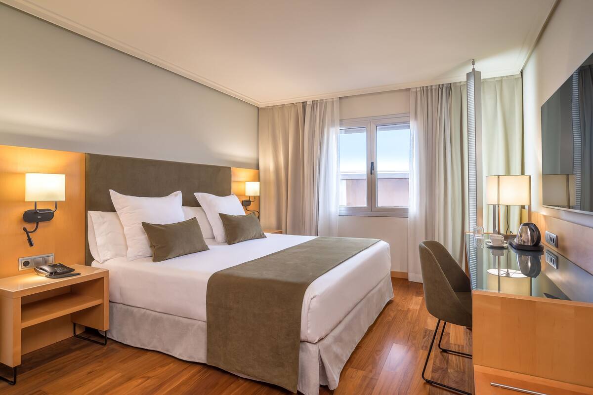 Literie de qualité, lit avec matelas en mousse à mémoire, minibar