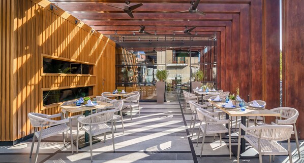 供应早餐、午餐和晚餐,西班牙菜,室外就餐