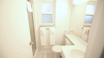 Shower, hydromassage showerhead, free toiletries, hair dryer